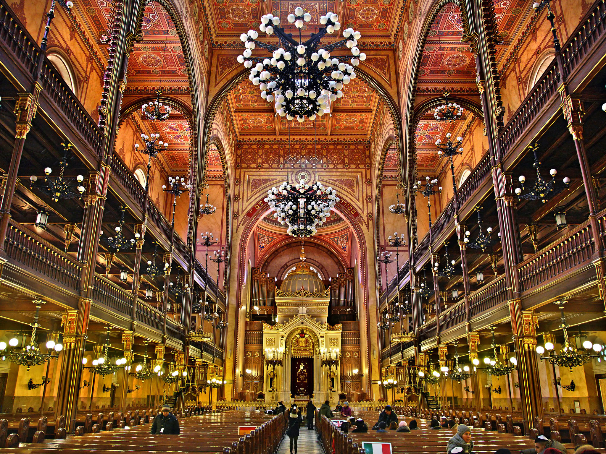 Interior of the Doh??ny Street Synagogue, the largest synagogue in