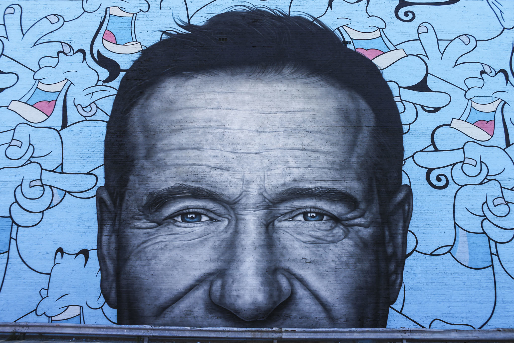 A towering mural of Robin Williams has appeared in Logan Square