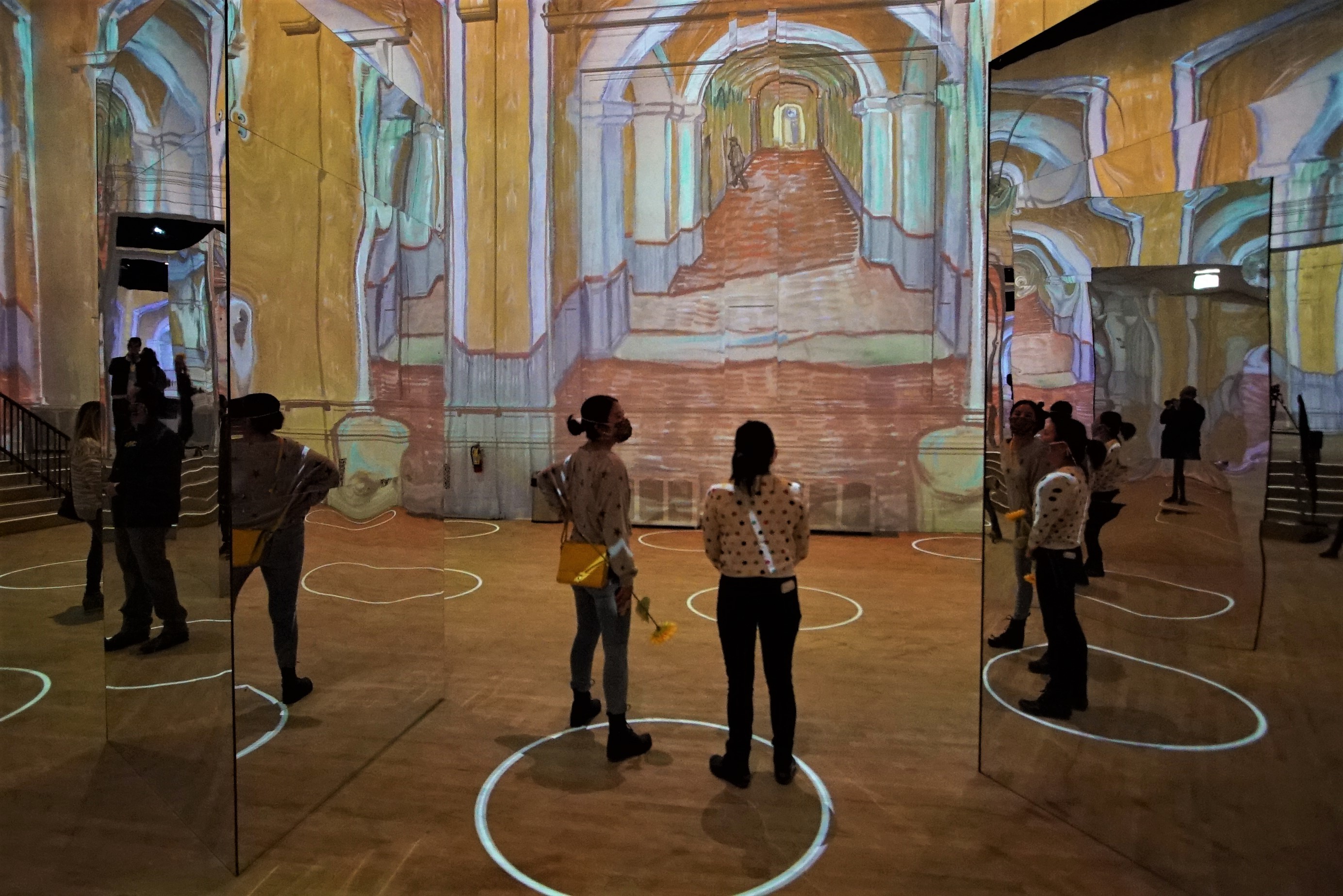 Here's what it's like to visit Chicago's "Immersive Van Gogh"