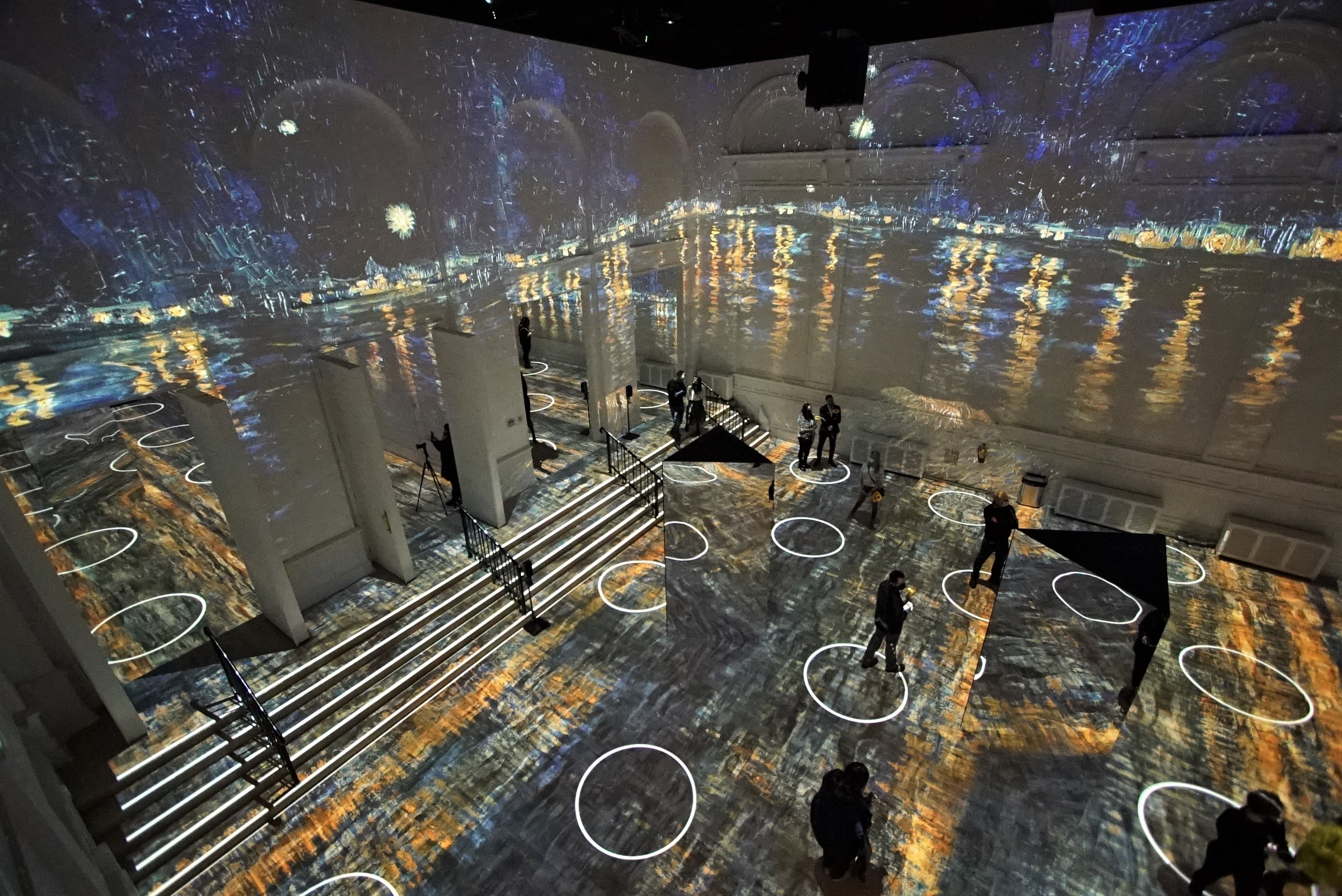 Here's what it's like to visit Chicago's "Immersive Van Gogh"