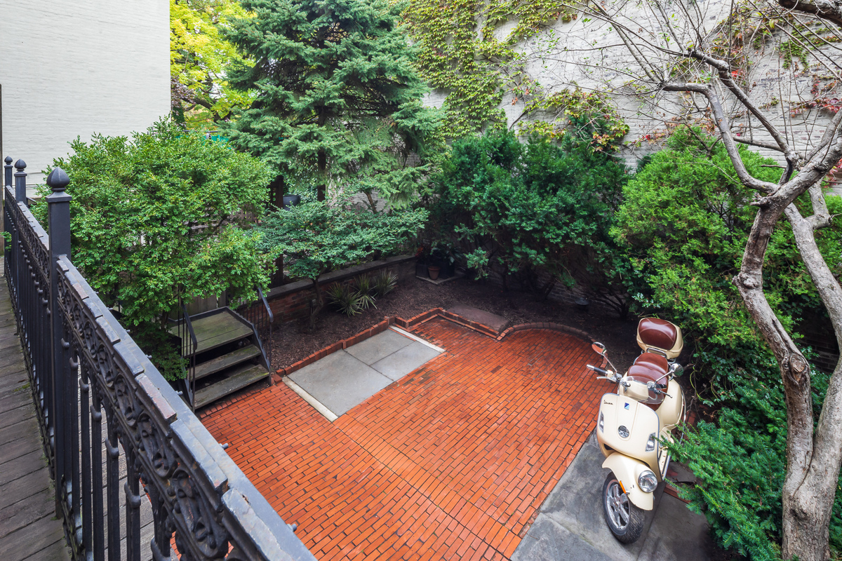 See inside that famous 'Moonstruck' townhouse in Brooklyn Heights