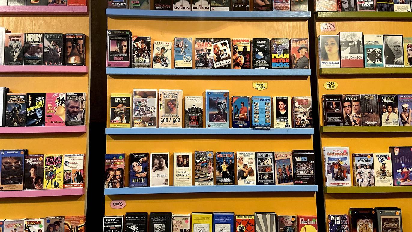 シカゴのピザ屋にレトロなレンタルビデオショップが新オープン