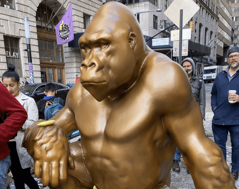 A 7foottall gorilla statue is now facing the Charging Bull by Wall Street