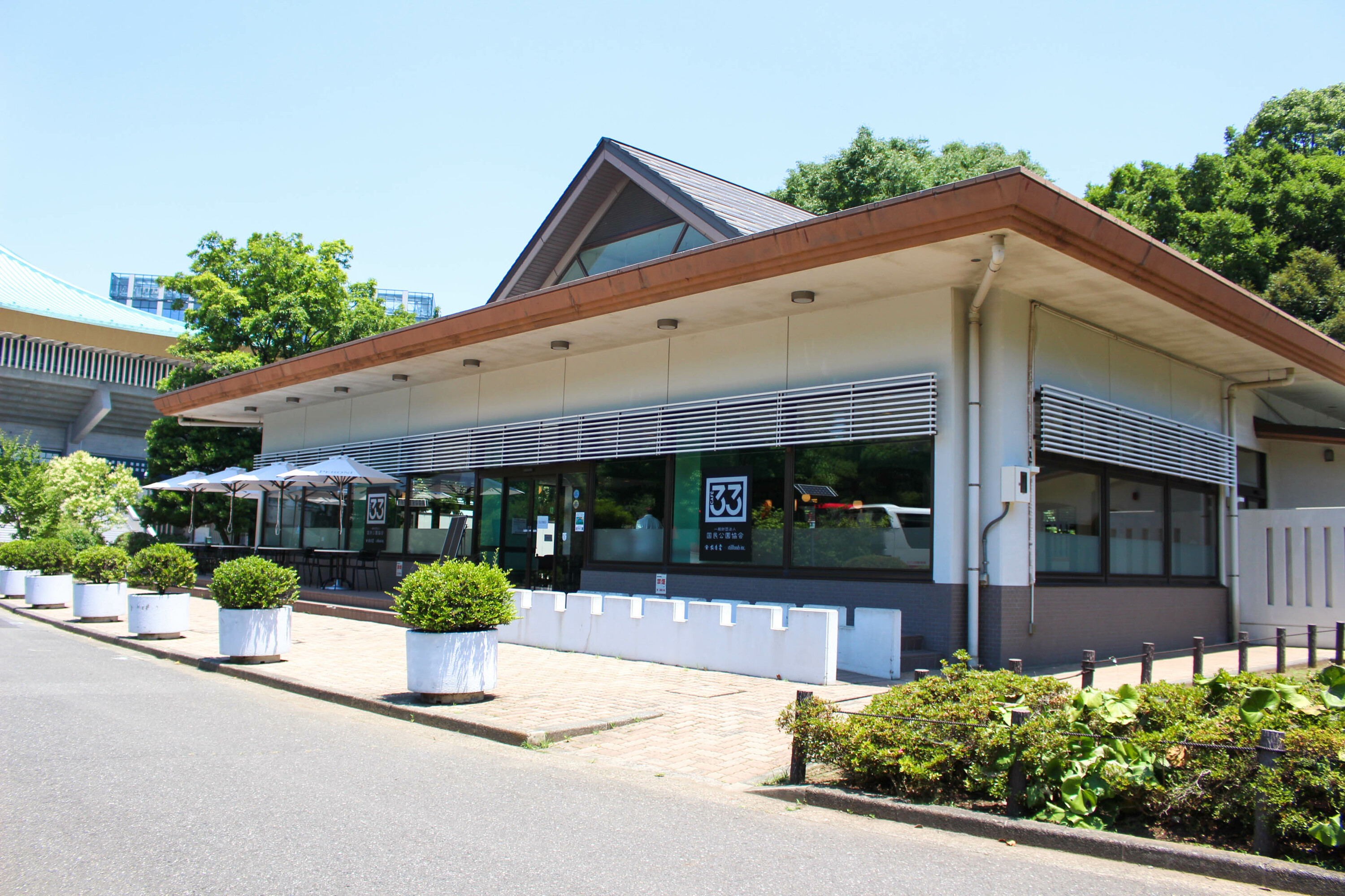 皇居外苑・北の丸地区に自然と共存する公園カフェ「CAFÉ 33」がオープン