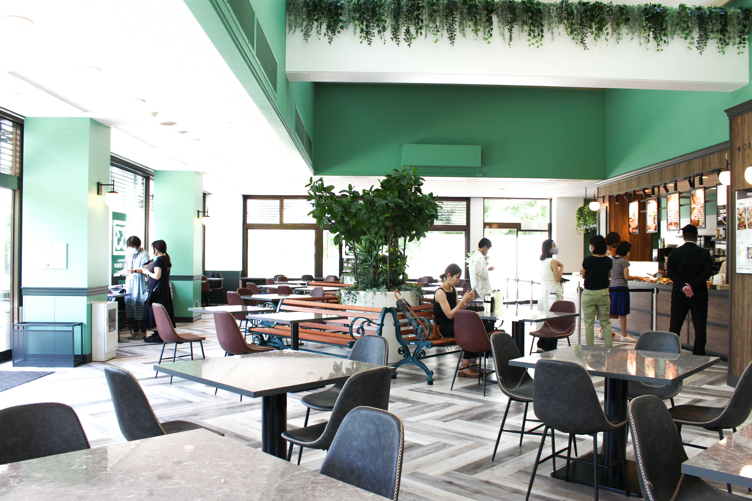 皇居外苑・北の丸地区に自然と共存する公園カフェ「CAFÉ 33」がオープン