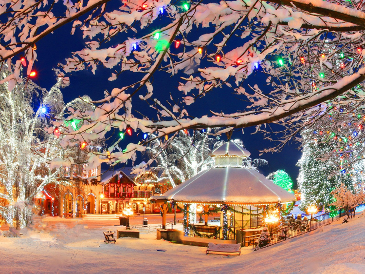 17 Best Christmas Light Displays in the U.S. For A Festive Holiday Show