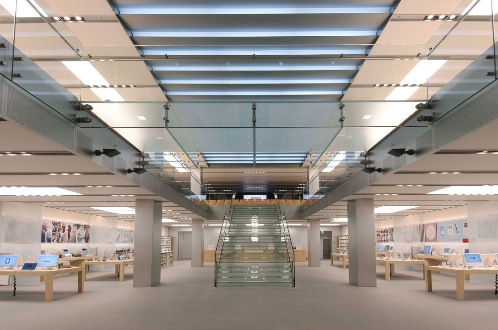 Apple Store Shopping in Mayfair, London