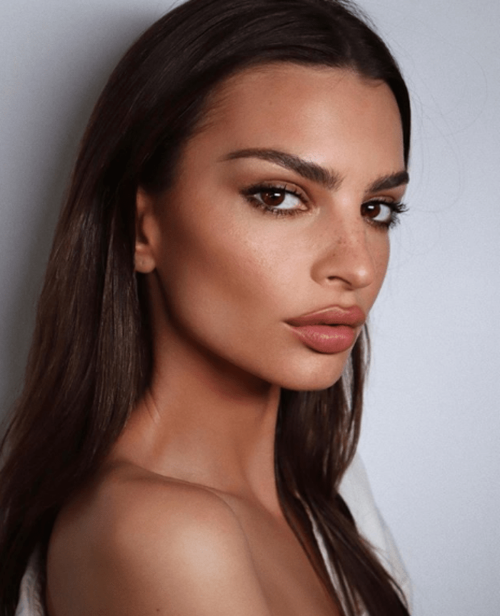 Emily Ratajkowski Instagram, senza veli e décolleté stretto tra le mani