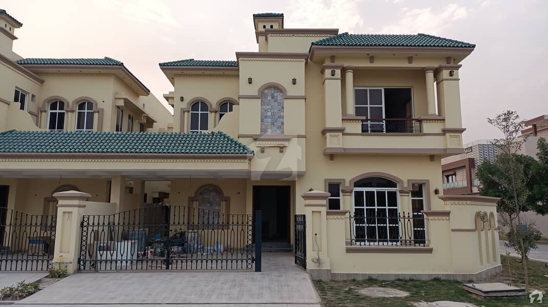 In Multan Public School Road House For Sale Sized 10 Marla Royal