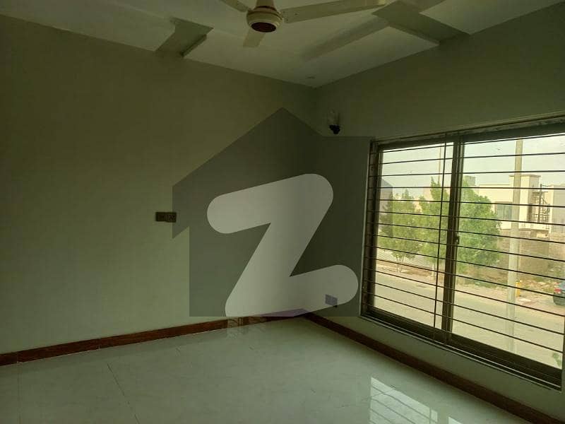 2 Bed D/D 3rd Floor Rent Open Corner West Open GulshaneKaneez Fatima