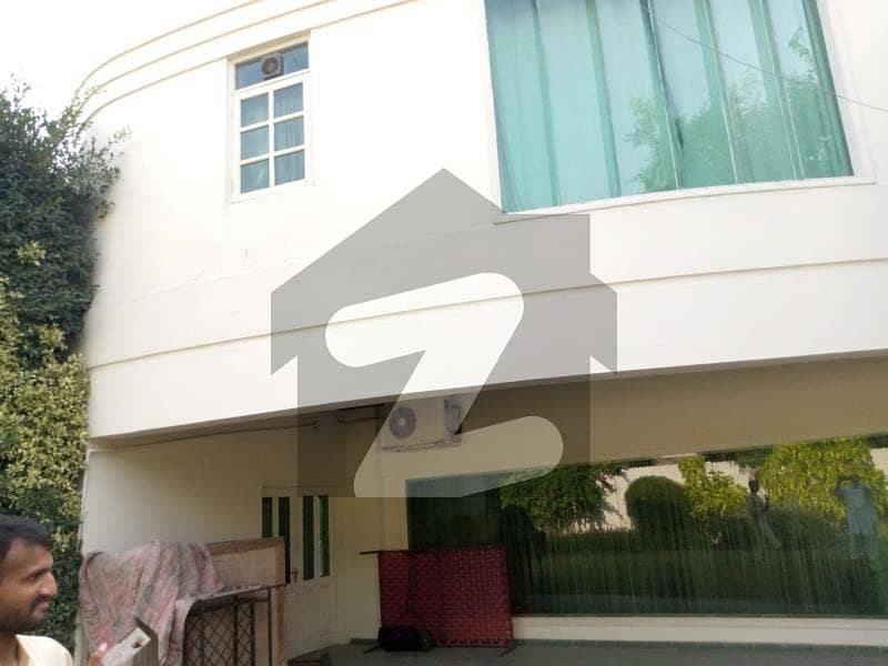 Beautiful Well Maintained Lavish Live In Bungalow DHA Phase 5, DHA