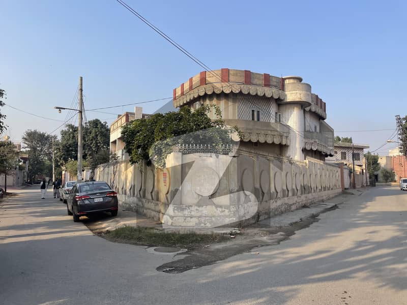 Its A Corner House Around 4 To 5 House Near Mulana Tariq Jameel House