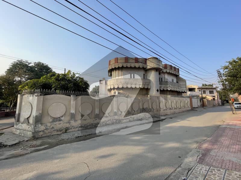 Its A Corner House Around 4 To 5 House Near Mulana Tariq Jameel House