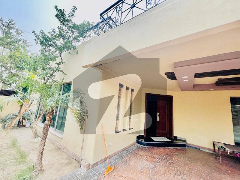 Prime Location One Kanal Slightly Used House In Cavalry Ground For Rent