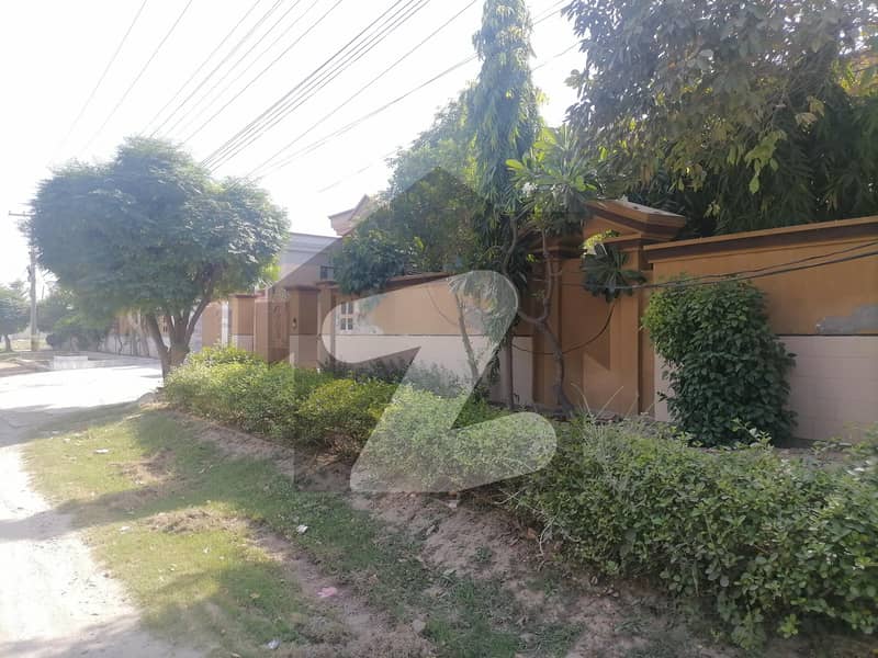 In Chenab Gardens House For sale Sized 1.5 Kanal Chenab Gardens
