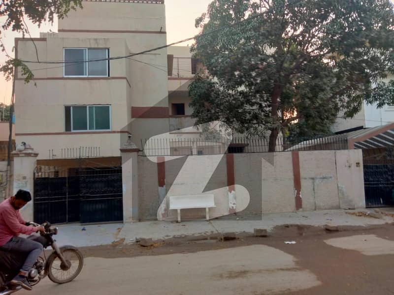 Get A Prime Location 600 Square Yards House For sale In PECHS Block 6