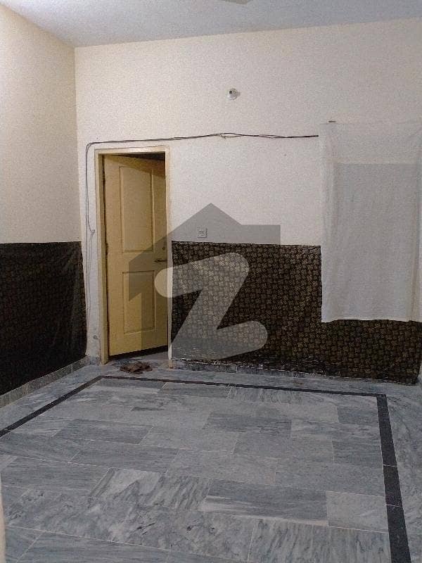 Single room with attach washroom available for females & couples near