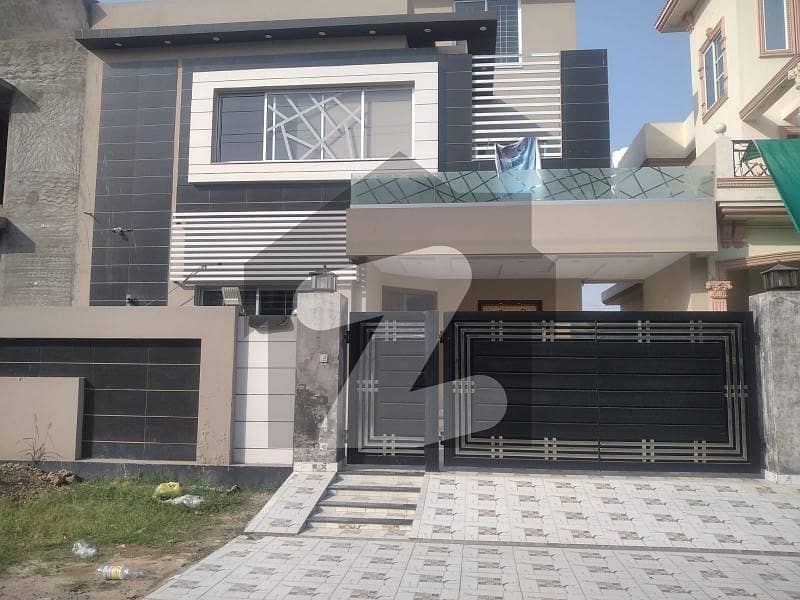 10 Marla Brand New Luxury Ideal Location House For Sale in Central Park
