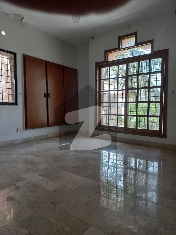 Beautiful well maintained 200 yards Bungalow for rent 4 specious