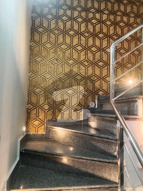 BEAUTIFUL HOUSE FACING PARK FOR SALE Green City, Lahore ID46512586