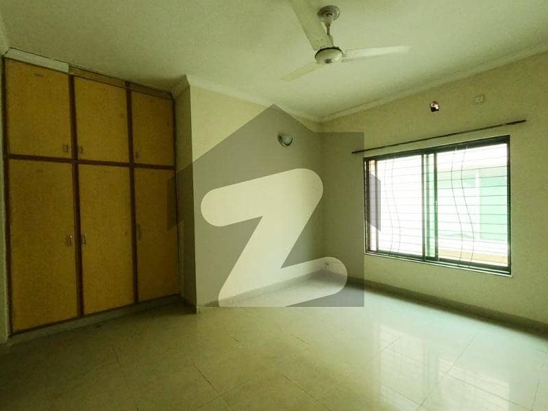 Ideal Location 10Marla 05Bedroom House for Sale in SectorD, Askari