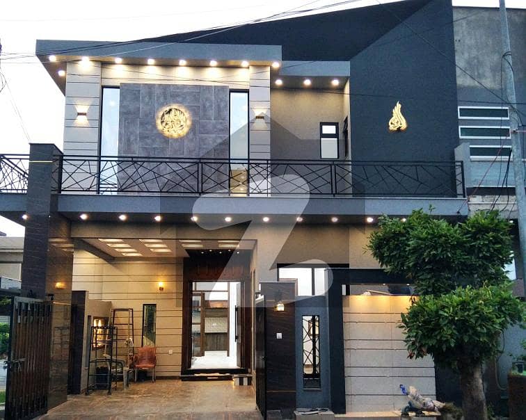 Buy A Centrally Located Corner 5.45 Marla House In Eden Valley Eden Valley, Faisalabad