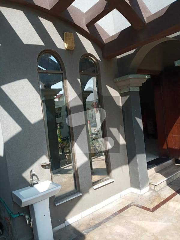 10 Marla Slightly Used House For Sale in Bismillah Housing Scheme