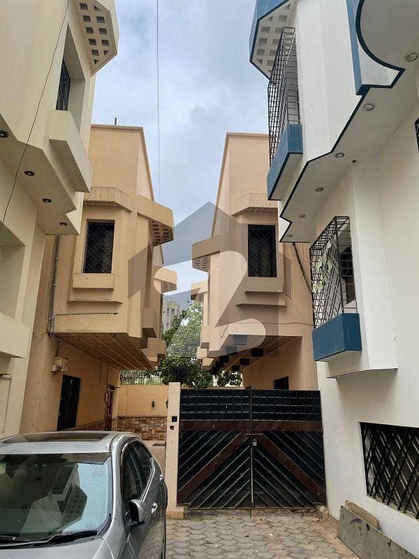 Park facing town house in good condition for sale Clifton Block 9