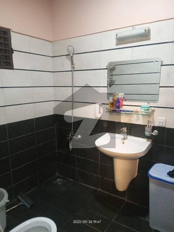 Prime Location House Of 400 Square Yards Available In PECHS Block 2