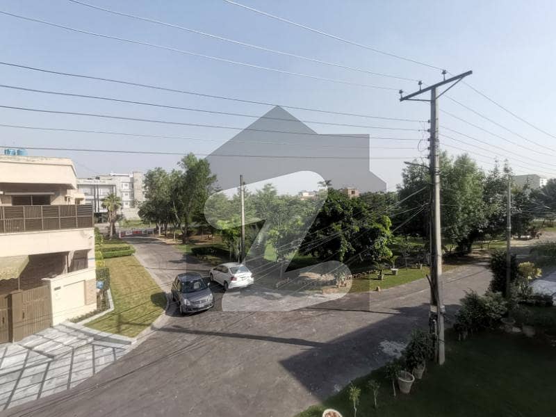 8 MARLA PLOT AVAILABLE ON BEST LOCATION OF VALENCIA TOWN LAHORE FOR