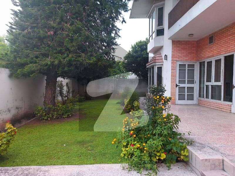 Main Margalla Road Corner 2 Kanal Investor House For SALE F7