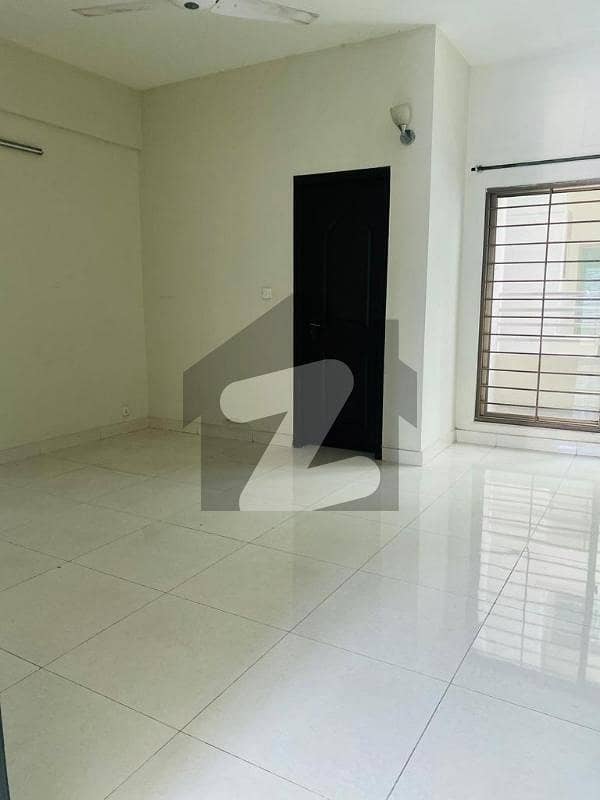 Facing Park Well Mentaind Slightly Used 3 Bedrooms Flat Available
