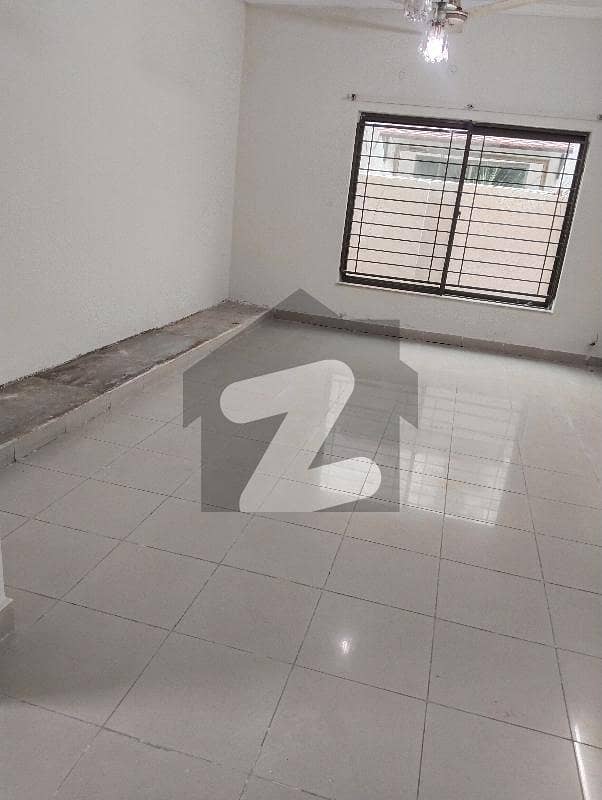 BEAUTIFUL HOUSE UPPER PORTION AVAILABLE FOR RENT in Paragon city Lahore