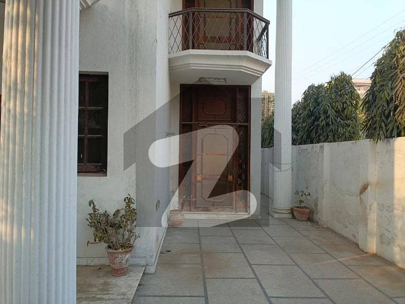 10 Marla Corner Used House For Sale In C1 Block Faisal Town Lahore