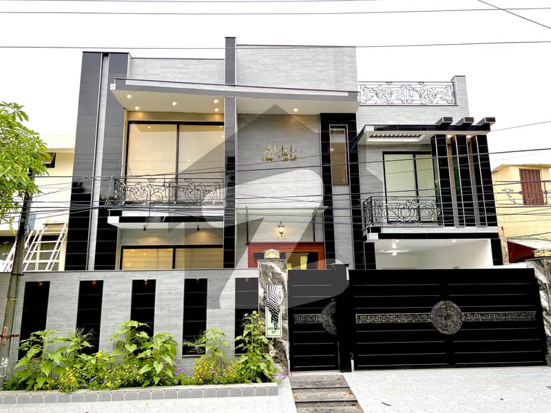 10 Marla Double Storey Beautiful House For sale in R Block Model Town