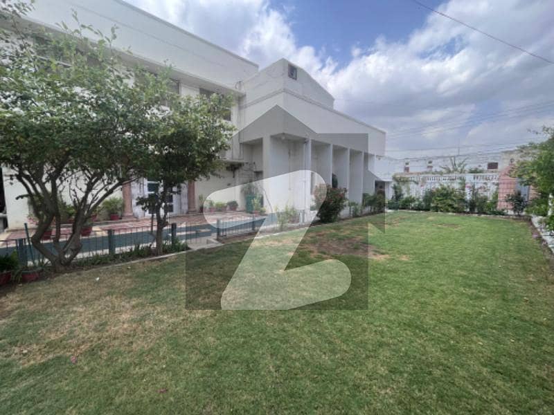 Bungalow Available For Sell At Prime Location Of Unit 8, Latifabad