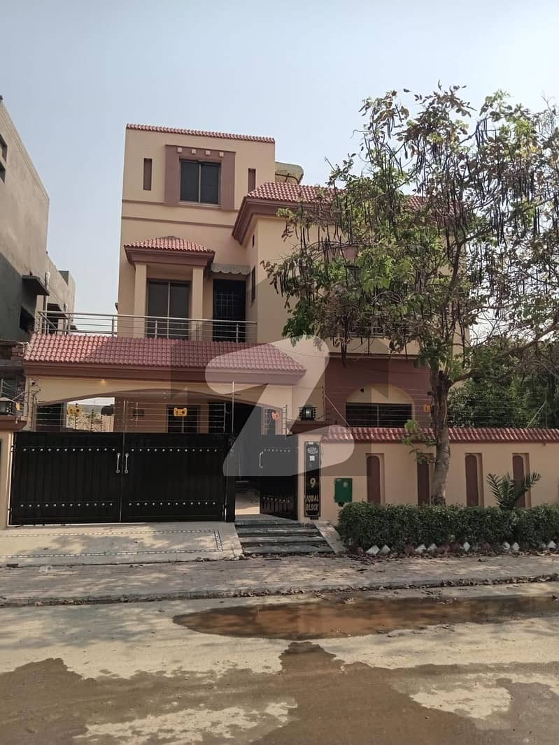 10 MARLA USED HOUSE FOR SALE IQBAL BLOCK BAHRIA TOWN LAHORE Bahria Town