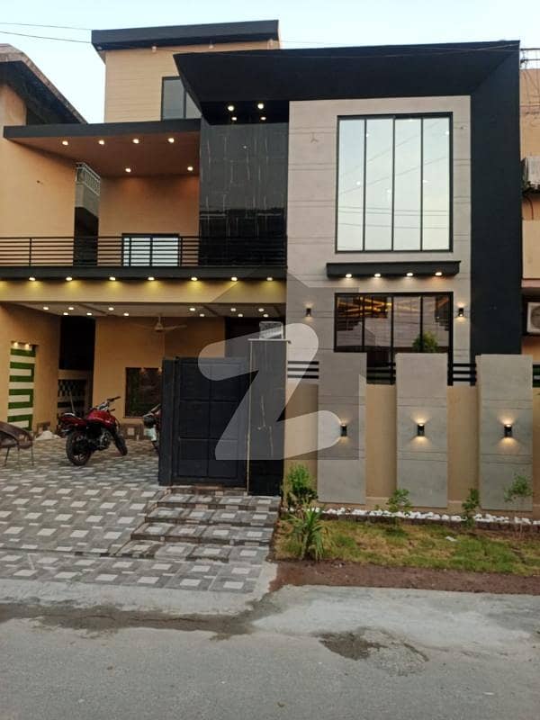 10 marla brand new modern house for sale in johar twon H3 block Johar