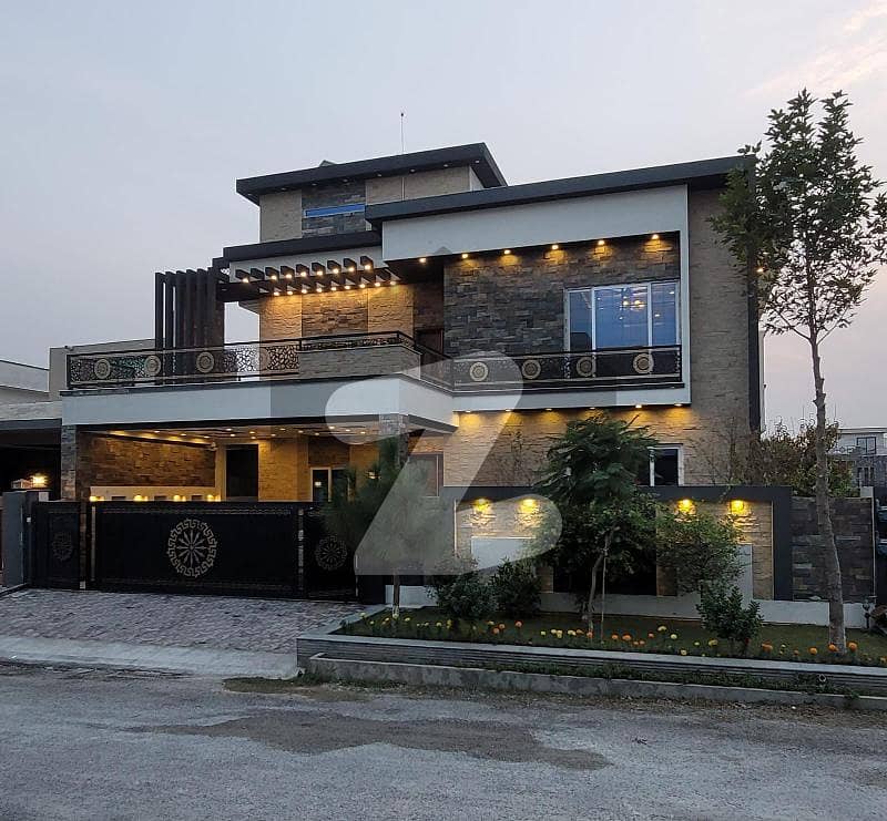 1 KANAL STUNNING HOUSE WITH ALL BASIC FACILITIES AVAILABLE FOR SALE IN