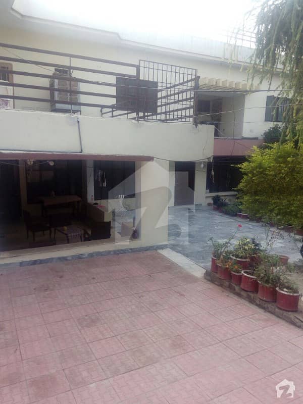 2 bed uper portion At the top location of Peshawar road Kashmir lane