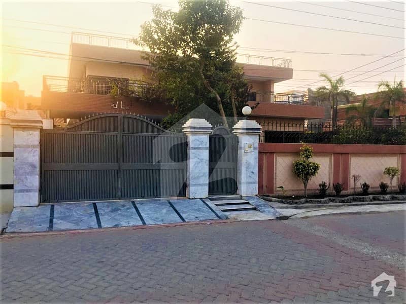 Corner 44 Marla Used Villa Is Up For Sale 100 Feet Road With Basement