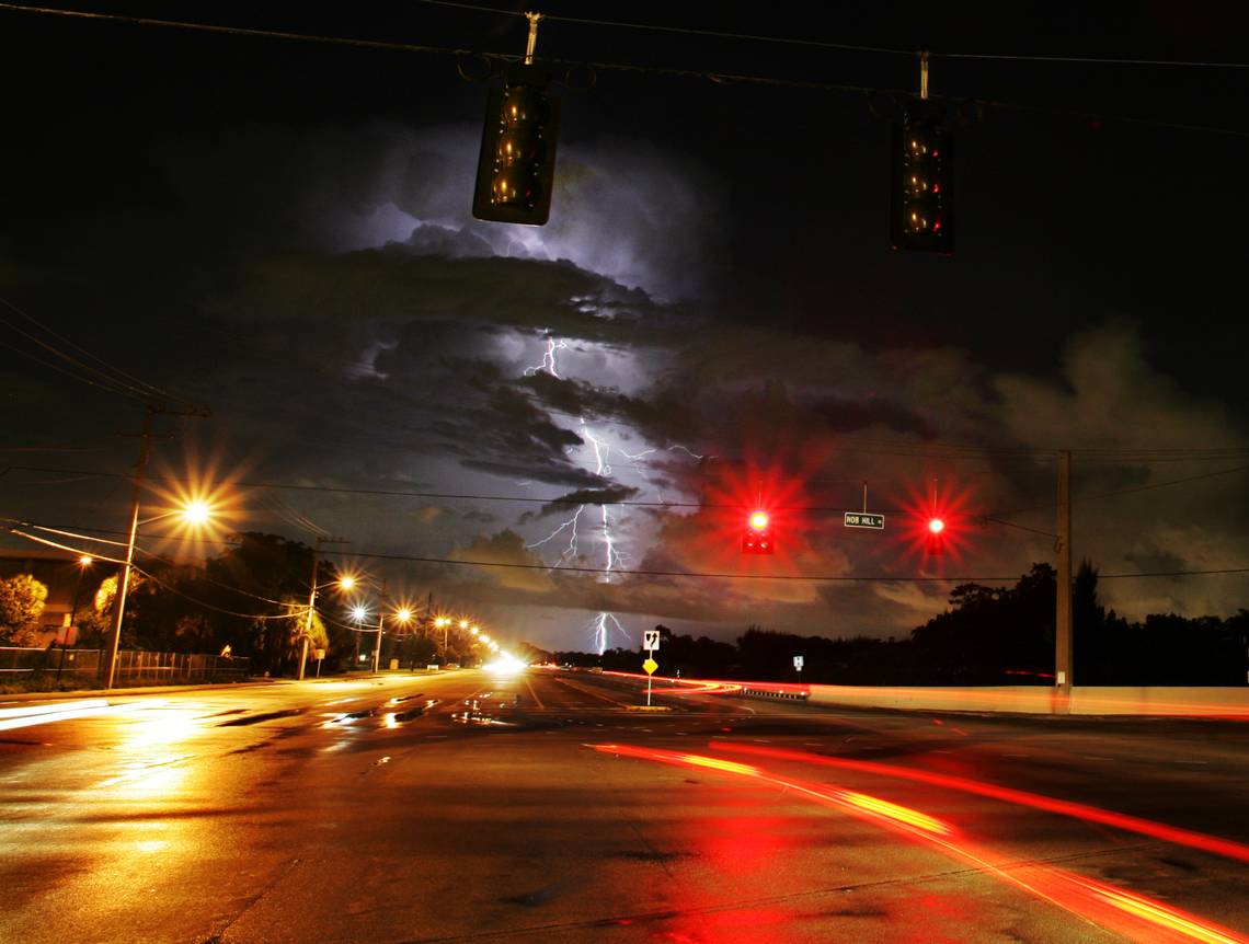 Is it illegal to flash your headlights in SC to warn drivers of speed