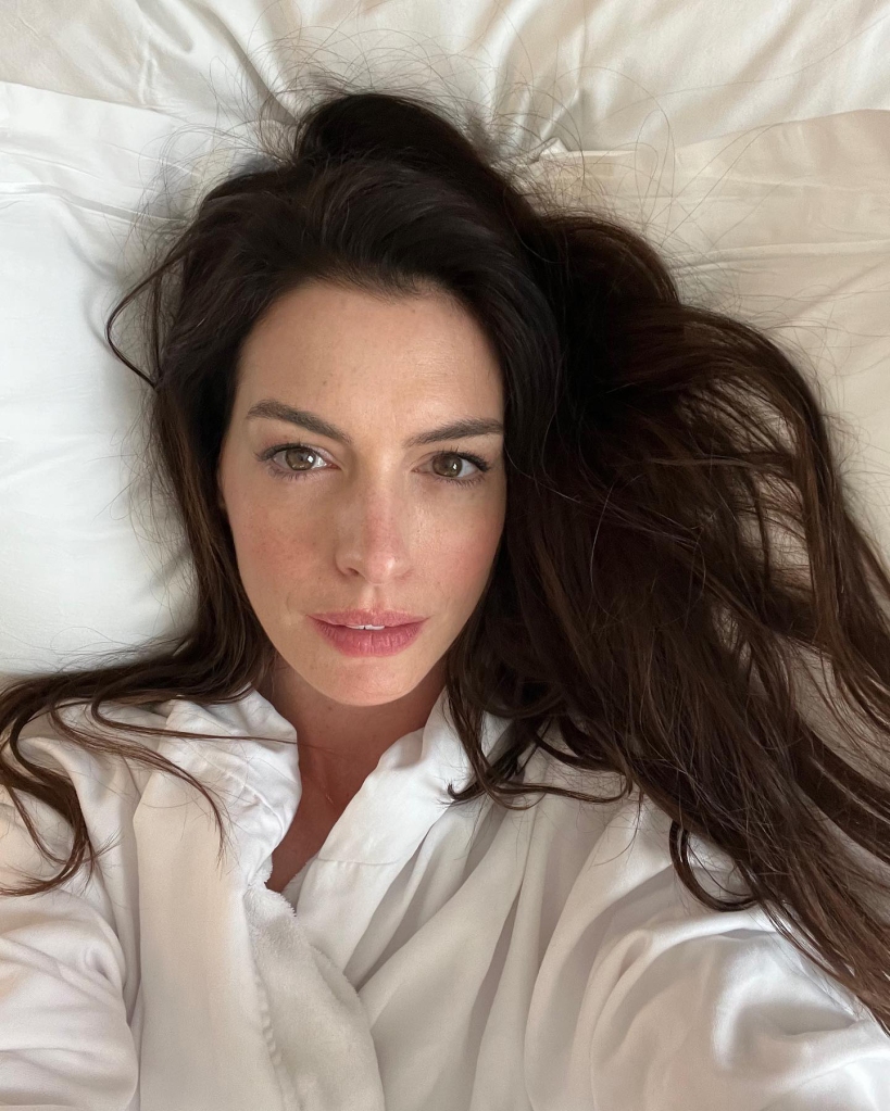 Au Naturel! Anne Hathaway Looks Ageless in New Makeup-Free Selfie: Photo