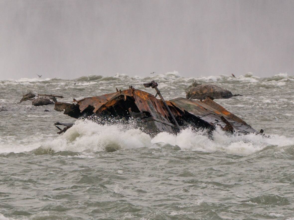 Centuryold barge stuck in Niagara River moves for 1st time since 2019