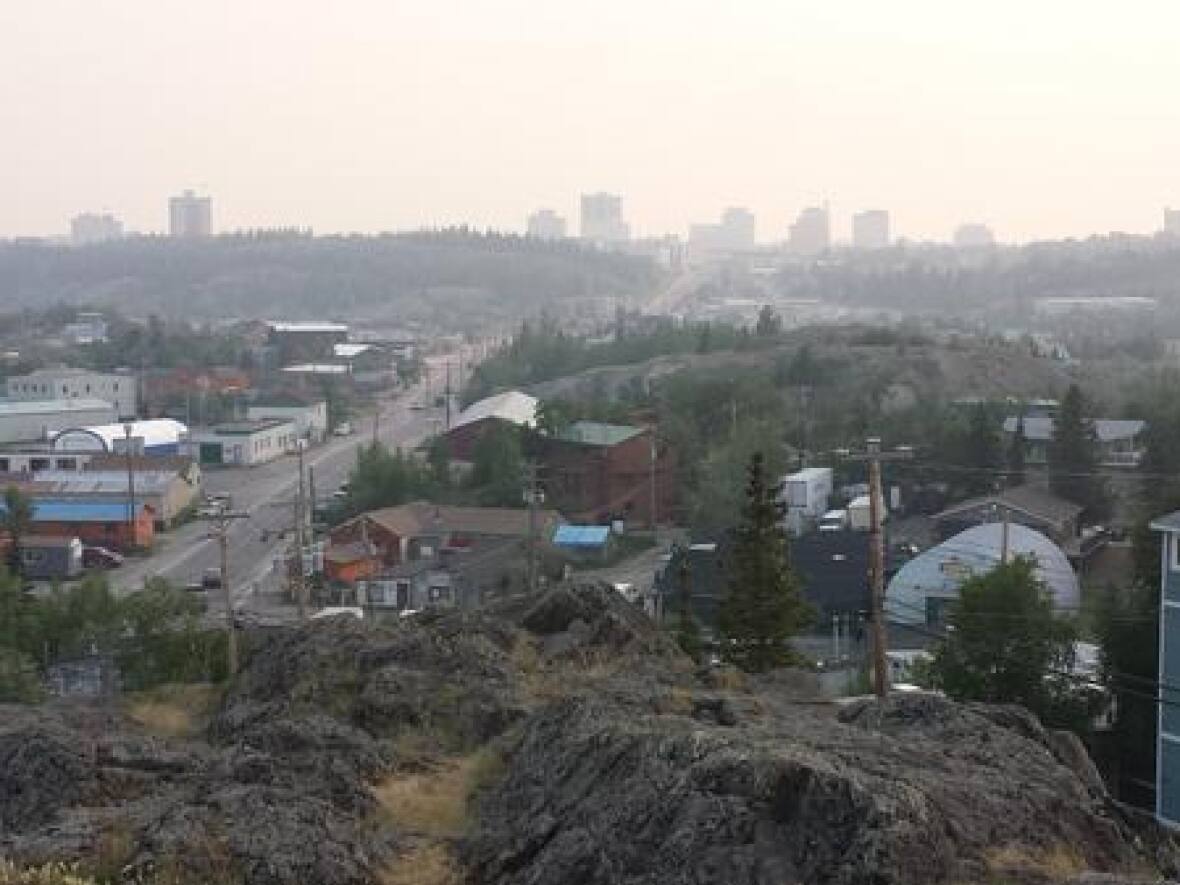 If a wildfire threatens Yellowknife, what will the city do?
