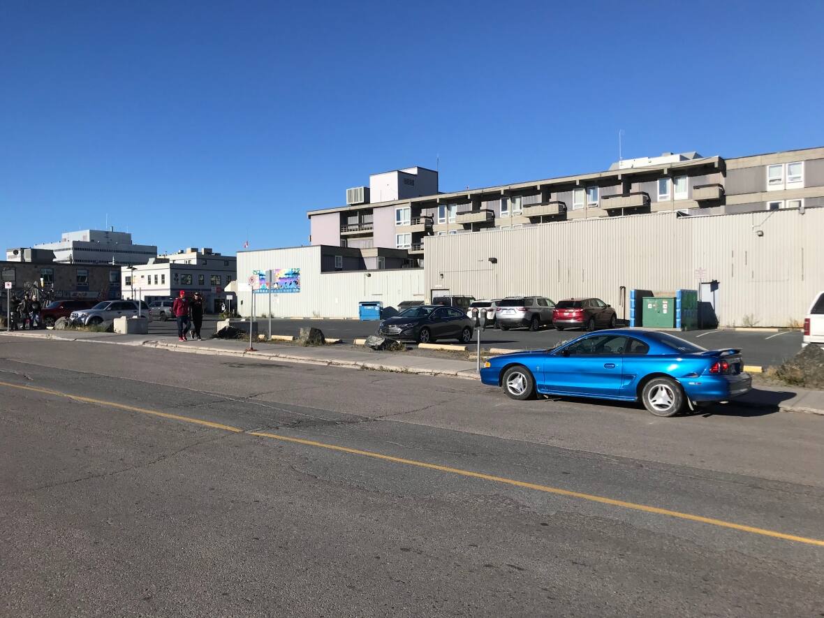 Yellowknife city council approves 1 sale of 50/50 lot to Holloway