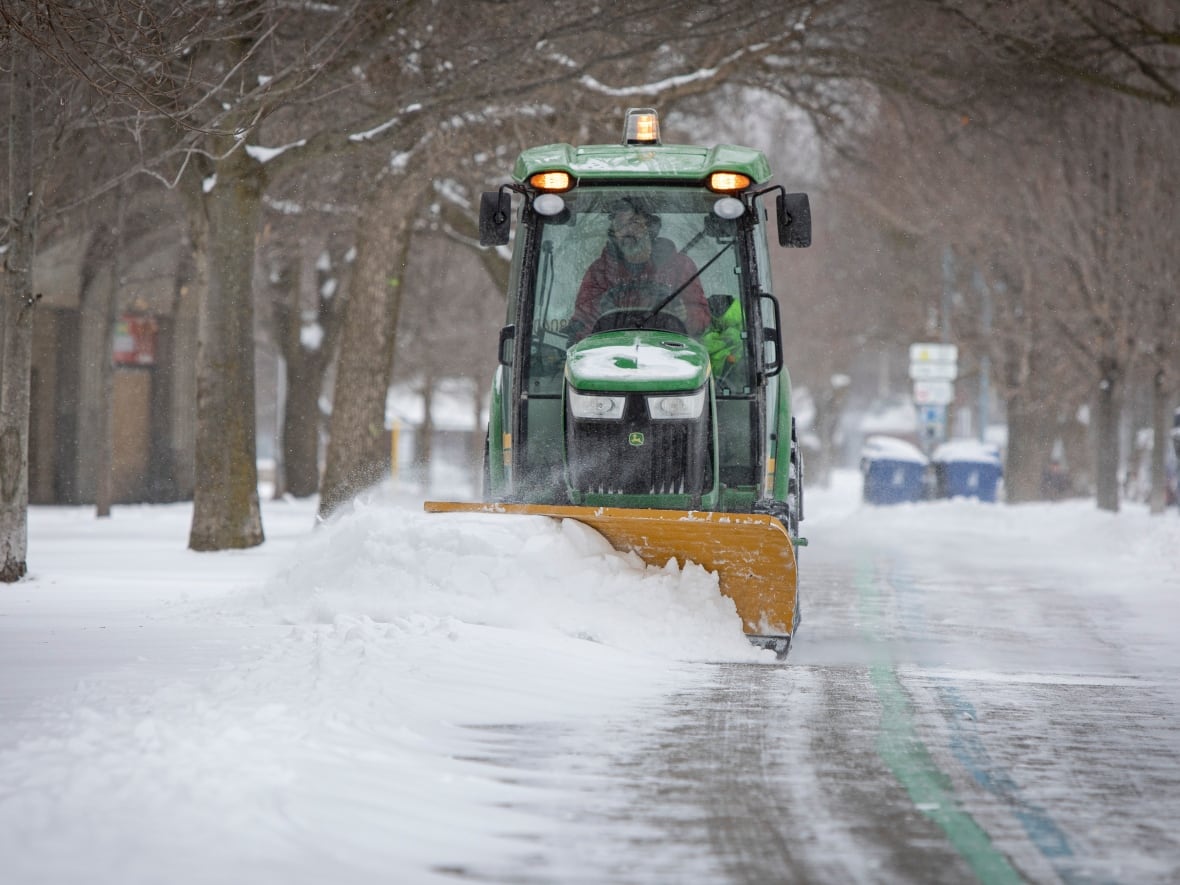 Ontario snow removal companies forced to hike prices or shut down amid