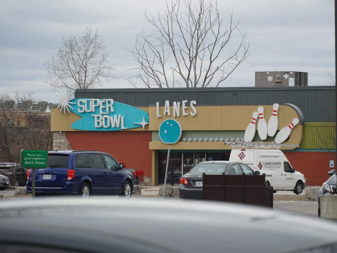 5 charged after weekend shooting outside bowling alley in Windsor, Ont