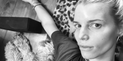 Jessica Simpson posted a fully naked picture and fans all spotted the