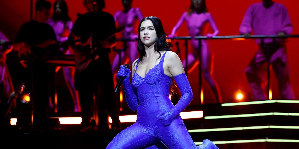 Here's What Singers Do If They Lyrics On Stage, And It Feels